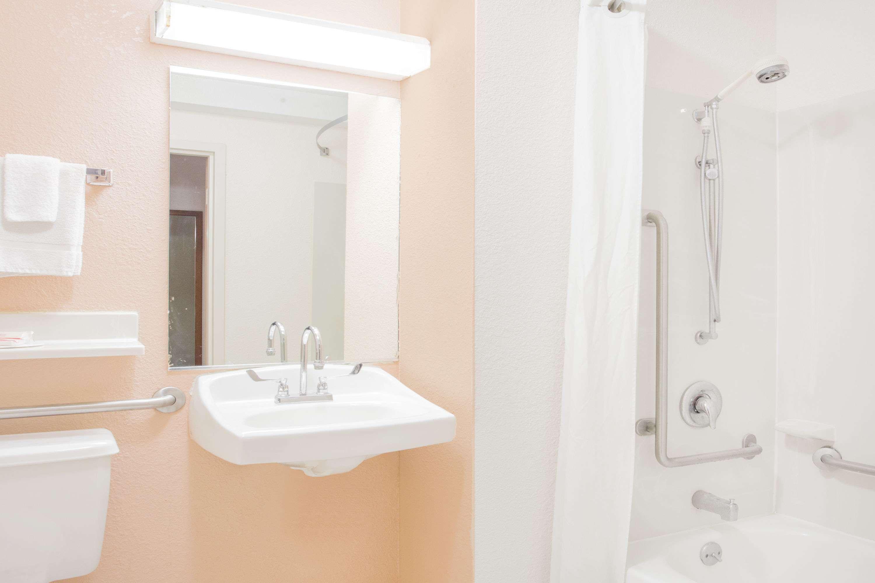 ซูเปอร์ 8 บาย วินด์แฮม เมดิสัน อีสต์ Hotel ภายนอก รูปภาพ