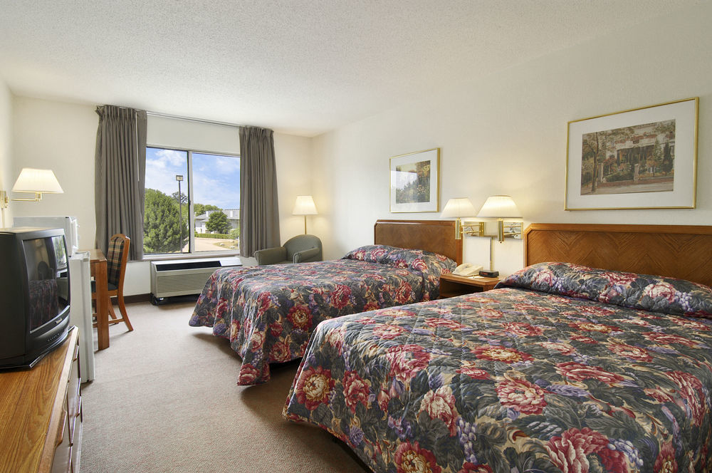 ซูเปอร์ 8 บาย วินด์แฮม เมดิสัน อีสต์ Hotel ภายนอก รูปภาพ