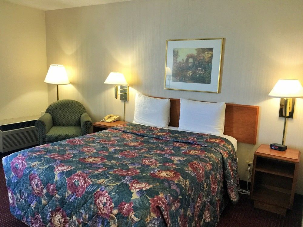 ซูเปอร์ 8 บาย วินด์แฮม เมดิสัน อีสต์ Hotel ภายนอก รูปภาพ