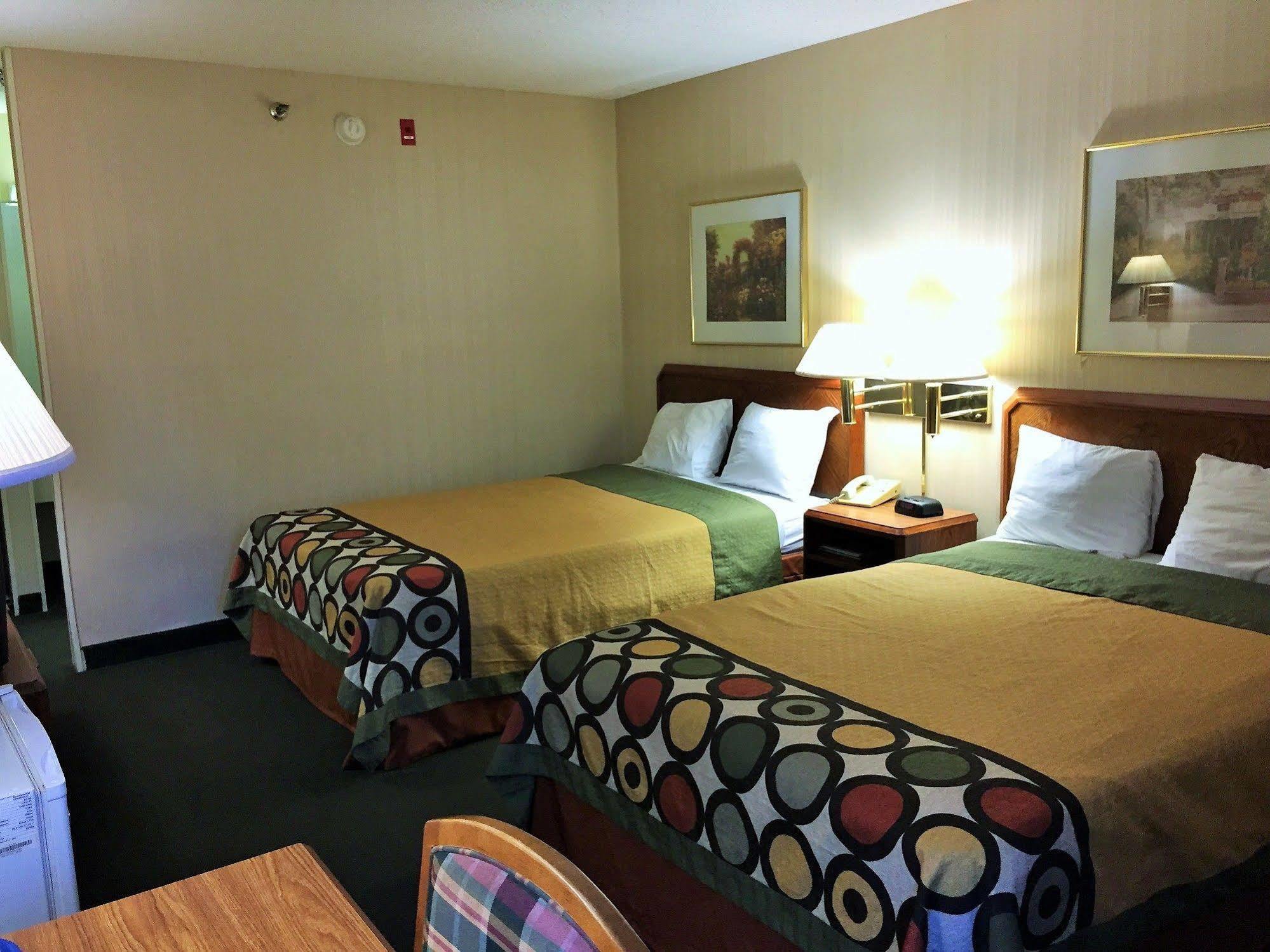 ซูเปอร์ 8 บาย วินด์แฮม เมดิสัน อีสต์ Hotel ภายนอก รูปภาพ
