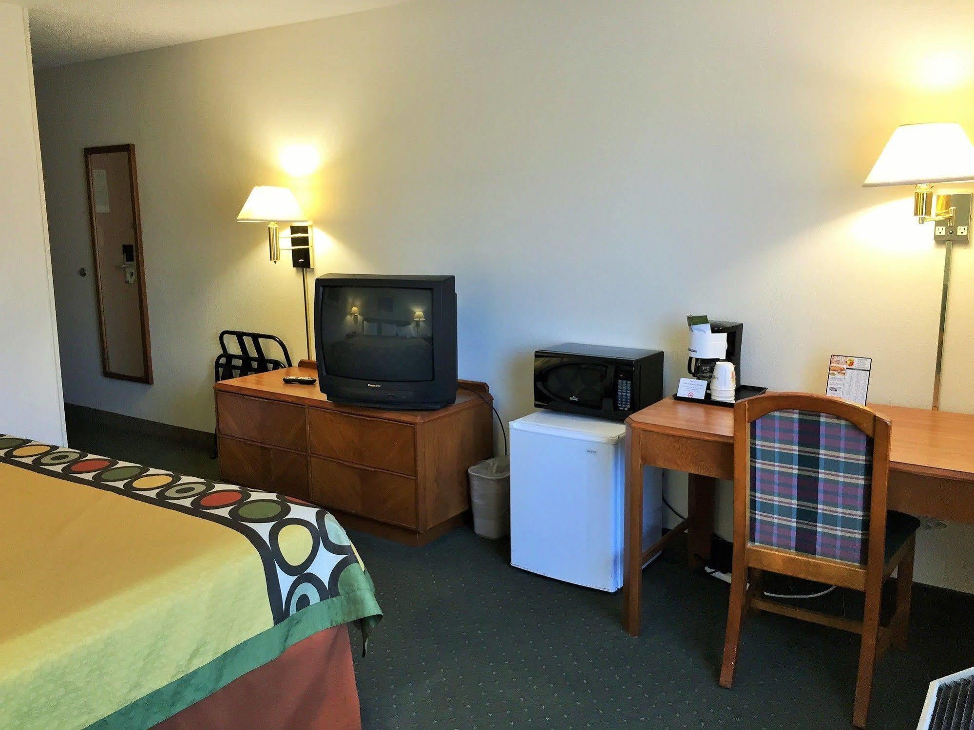 ซูเปอร์ 8 บาย วินด์แฮม เมดิสัน อีสต์ Hotel ภายนอก รูปภาพ