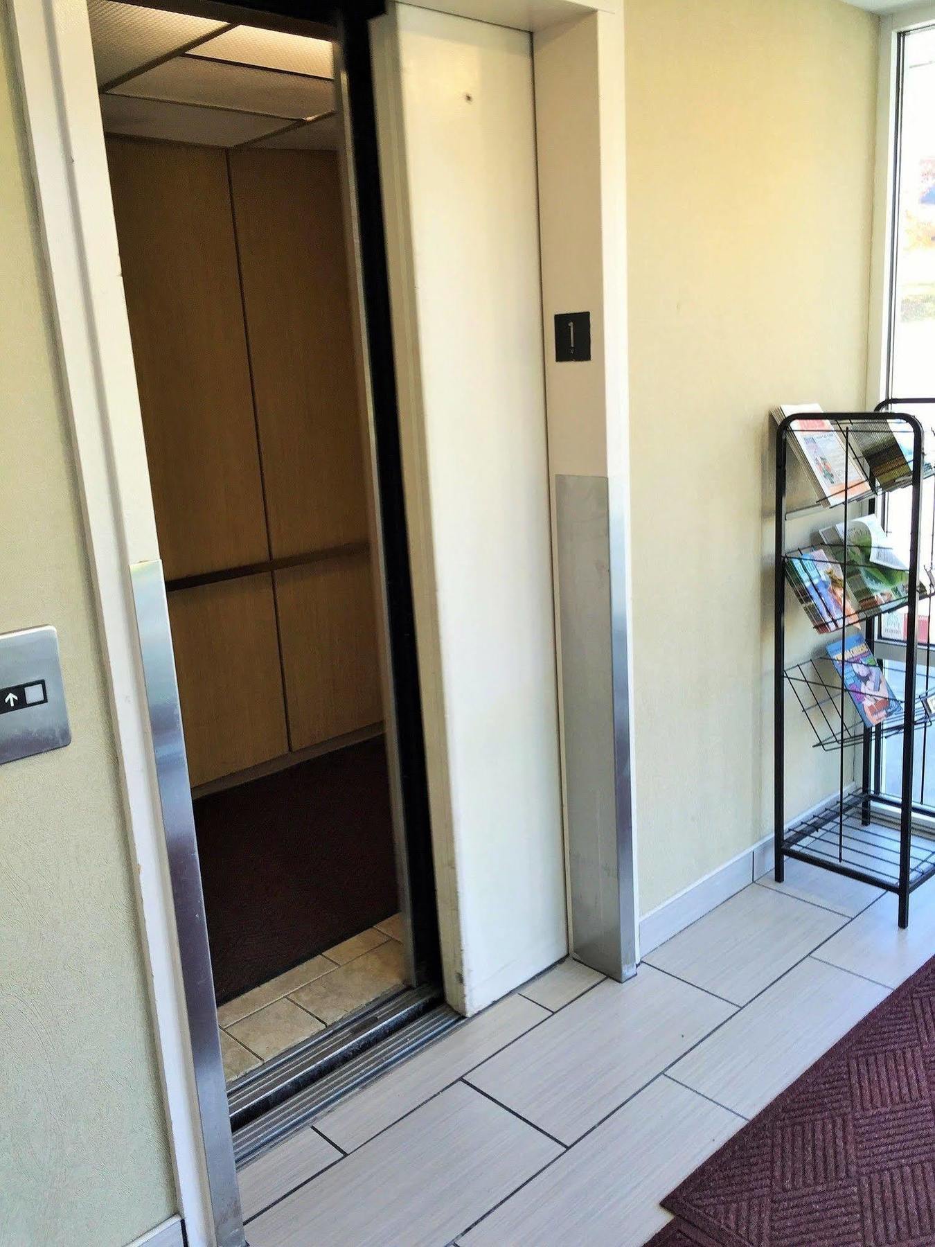 ซูเปอร์ 8 บาย วินด์แฮม เมดิสัน อีสต์ Hotel ภายนอก รูปภาพ