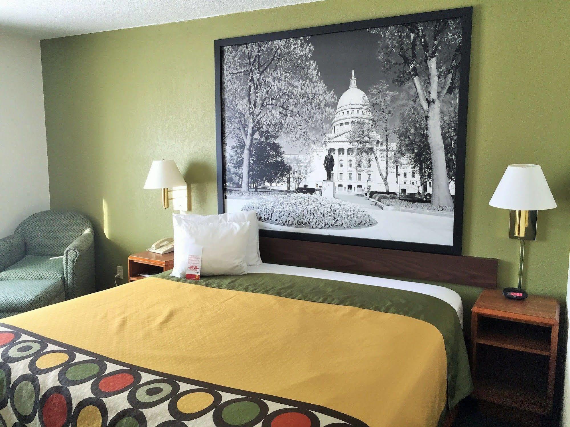 ซูเปอร์ 8 บาย วินด์แฮม เมดิสัน อีสต์ Hotel ภายนอก รูปภาพ