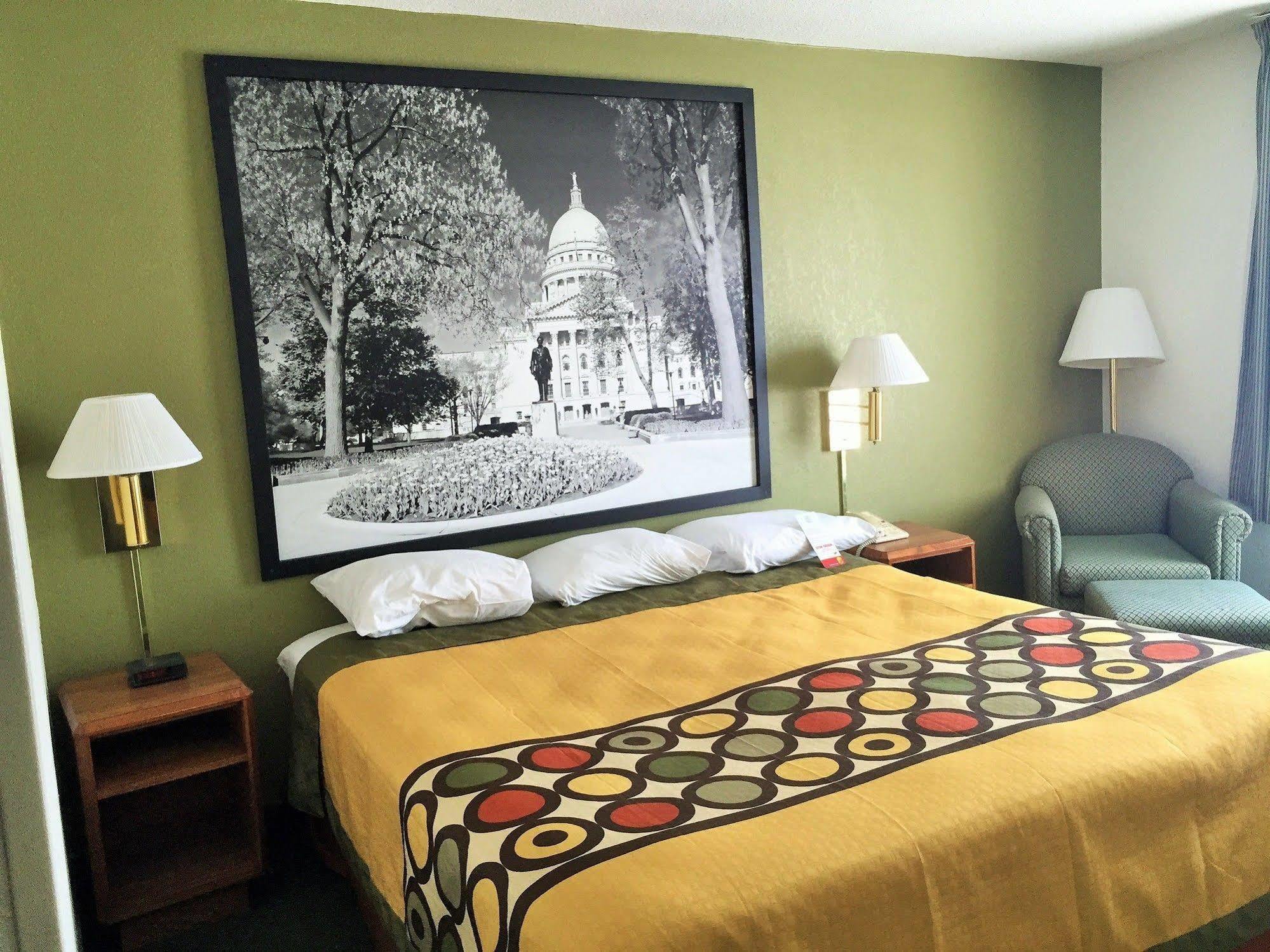 ซูเปอร์ 8 บาย วินด์แฮม เมดิสัน อีสต์ Hotel ภายนอก รูปภาพ