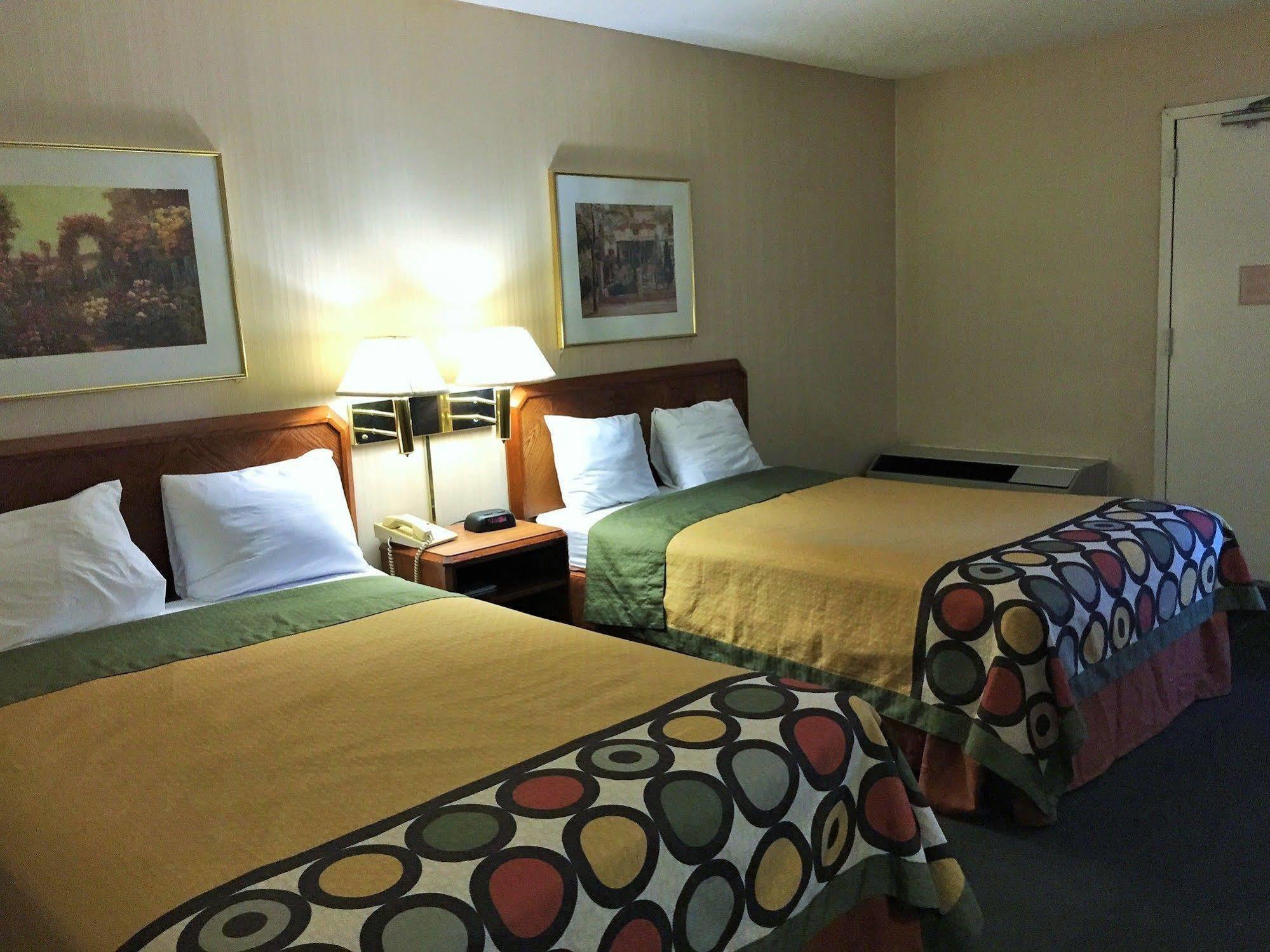 ซูเปอร์ 8 บาย วินด์แฮม เมดิสัน อีสต์ Hotel ภายนอก รูปภาพ