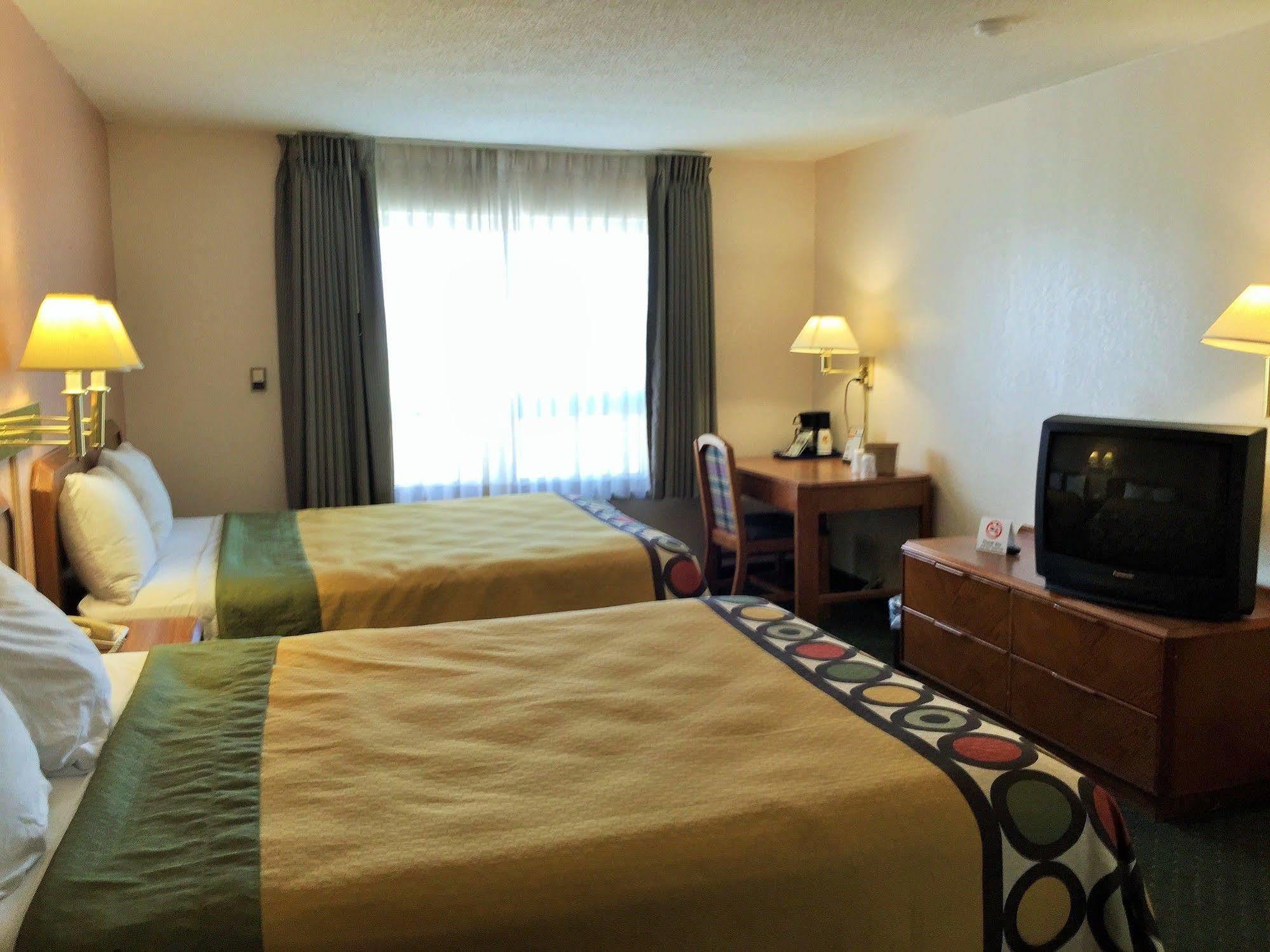 ซูเปอร์ 8 บาย วินด์แฮม เมดิสัน อีสต์ Hotel ภายนอก รูปภาพ