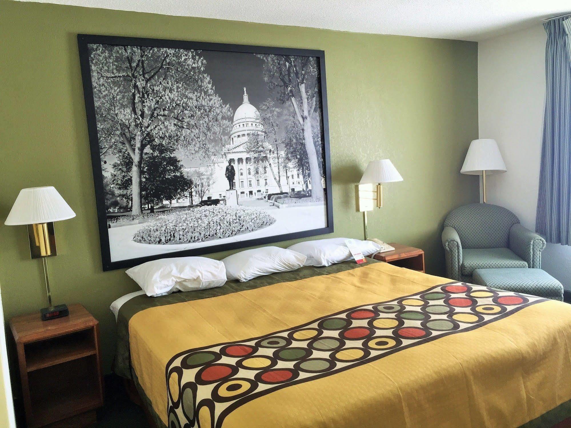 ซูเปอร์ 8 บาย วินด์แฮม เมดิสัน อีสต์ Hotel ภายนอก รูปภาพ